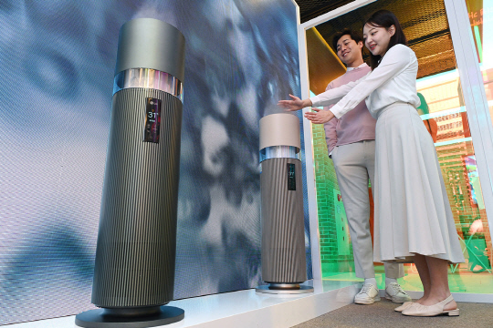 LG전자 모델들이 신세계백화점 강남점에서 열린 팝업스토어에서 'LG 퓨리케어 오브제컬렉션 하이드로타워'를 체험하고 있다. LG전자 제공